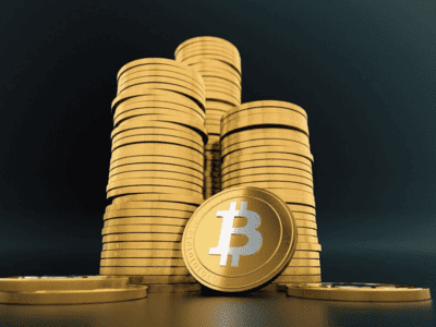 Varias Bitcoins apiladas, haciendo referencia a Como Ganar dinero con Criptomonedas