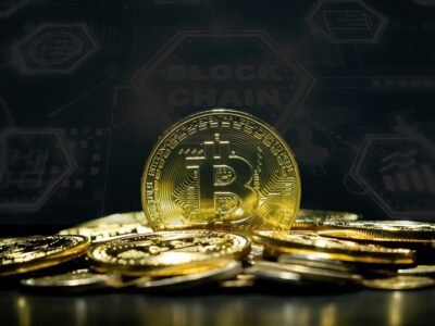Imagen de Bitcoin con una red Blockchain de fondo